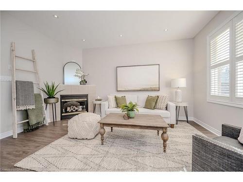 2540 Sunnyhurst Close, Oakville, ON - Indoor Photo Showing Living Room