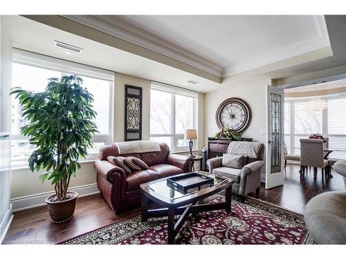 327-3500 Lakeshore Rd W, Oakville, ON - Indoor Photo Showing Living Room