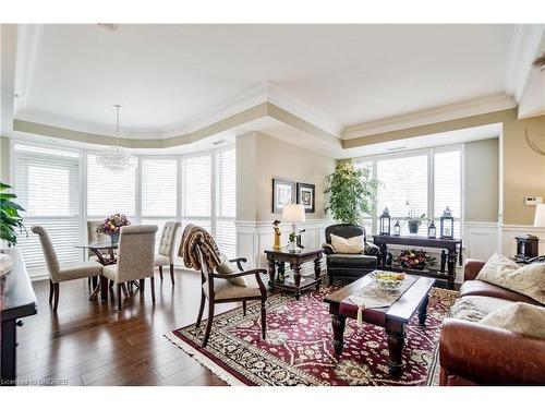 327-3500 Lakeshore Rd W, Oakville, ON - Indoor Photo Showing Living Room