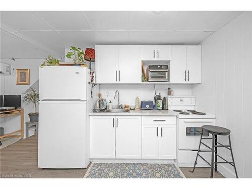 117 Fairleigh Avenue S, Hamilton, ON - Indoor Photo Showing Kitchen