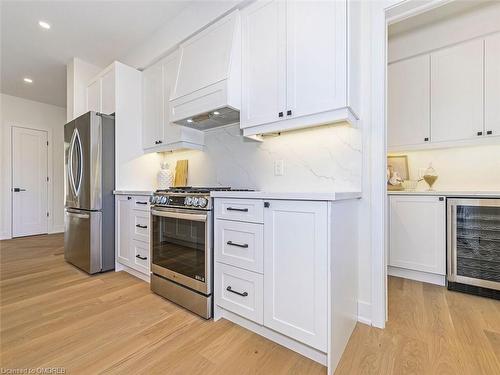 5538 Eaton Avenue, Burlington, ON - Indoor Photo Showing Kitchen With Upgraded Kitchen