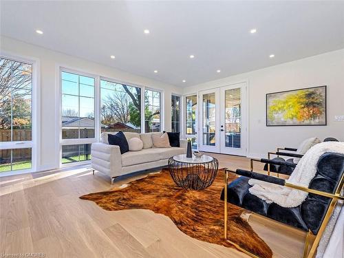 5538 Eaton Avenue, Burlington, ON - Indoor Photo Showing Living Room