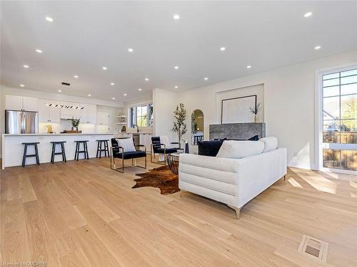 5538 Eaton Avenue, Burlington, ON - Indoor Photo Showing Living Room