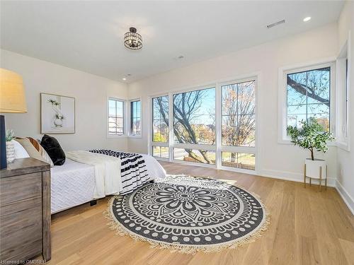 5538 Eaton Avenue, Burlington, ON - Indoor Photo Showing Bedroom