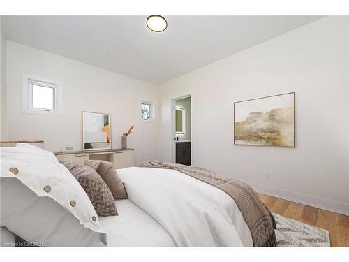 5538 Eaton Avenue, Burlington, ON - Indoor Photo Showing Bedroom