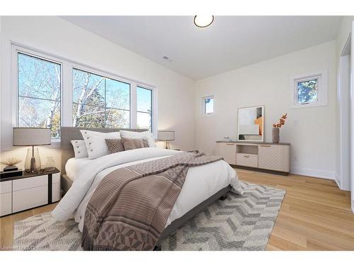 5538 Eaton Avenue, Burlington, ON - Indoor Photo Showing Bedroom