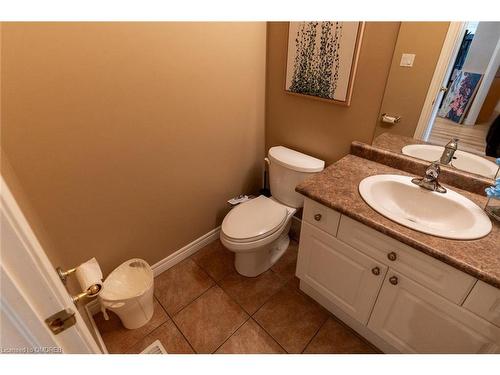 33 Draper Street, Brantford, ON - Indoor Photo Showing Bathroom