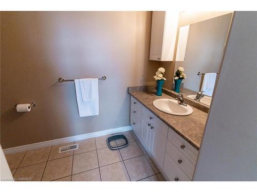 33 Draper Street, Brantford, ON - Indoor Photo Showing Bathroom