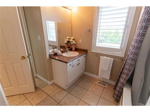 33 Draper Street, Brantford, ON - Indoor Photo Showing Bathroom