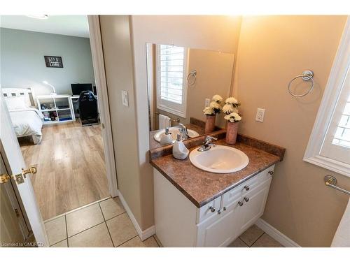 33 Draper Street, Brantford, ON - Indoor Photo Showing Bathroom