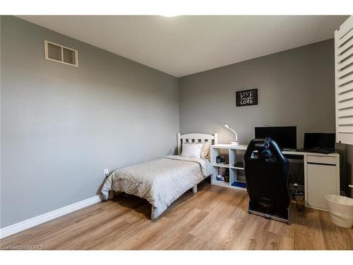 33 Draper Street, Brantford, ON - Indoor Photo Showing Bedroom