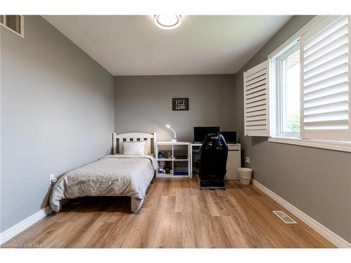 33 Draper Street, Brantford, ON - Indoor Photo Showing Bedroom