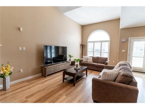 33 Draper Street, Brantford, ON - Indoor Photo Showing Living Room