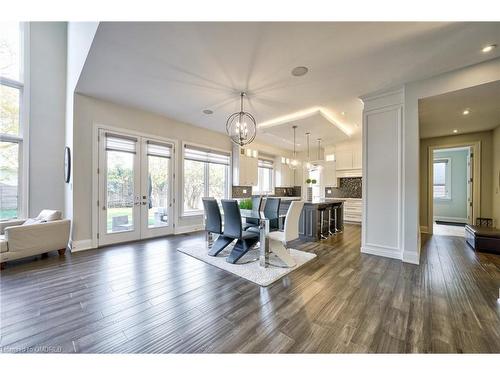 390 Sandhurst Drive, Oakville, ON - Indoor Photo Showing Living Room