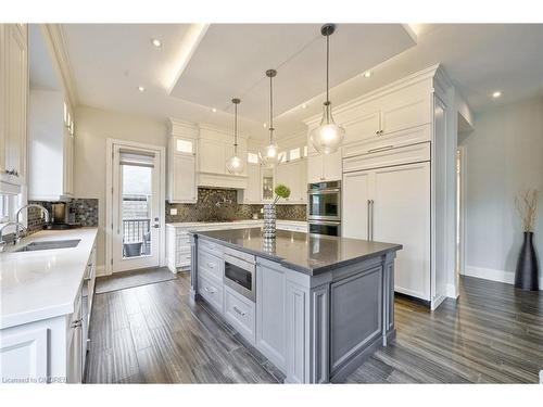 390 Sandhurst Drive, Oakville, ON - Indoor Photo Showing Kitchen With Upgraded Kitchen