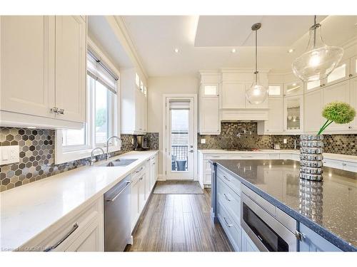 390 Sandhurst Drive, Oakville, ON - Indoor Photo Showing Kitchen With Double Sink With Upgraded Kitchen