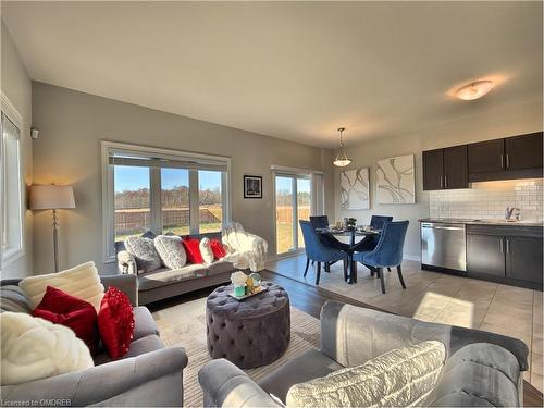 164 Sunflower Place, Welland, ON - Indoor Photo Showing Living Room