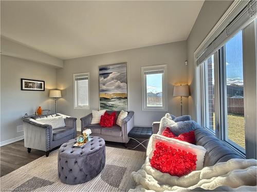 164 Sunflower Place, Welland, ON - Indoor Photo Showing Living Room