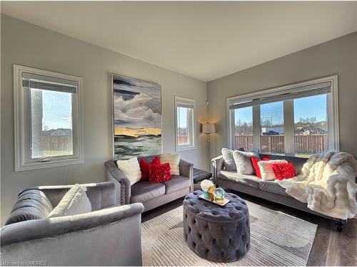 164 Sunflower Place, Welland, ON - Indoor Photo Showing Living Room