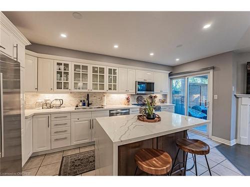 453 Pondview Place, Oakville, ON - Indoor Photo Showing Kitchen With Upgraded Kitchen