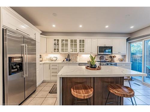 453 Pondview Place, Oakville, ON - Indoor Photo Showing Kitchen With Upgraded Kitchen