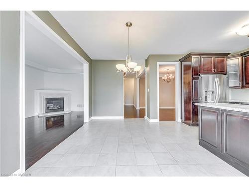 5474 Valhalla Crescent, Mississauga, ON - Indoor Photo Showing Kitchen