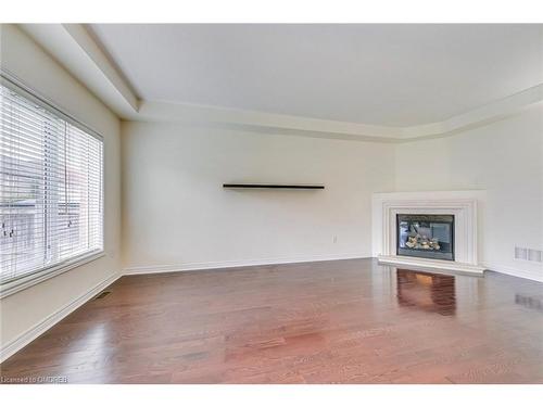 5474 Valhalla Crescent, Mississauga, ON - Indoor Photo Showing Living Room With Fireplace