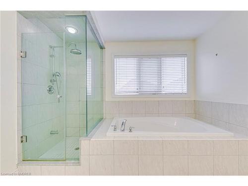 5474 Valhalla Crescent, Mississauga, ON - Indoor Photo Showing Bathroom