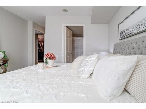 611-2365 Central Park Drive, Oakville, ON - Indoor Photo Showing Bedroom