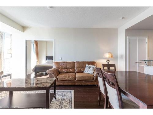 1007-218 Queens Quay, Toronto, ON - Indoor Photo Showing Living Room