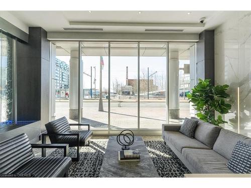 1007-218 Queens Quay, Toronto, ON - Indoor Photo Showing Living Room