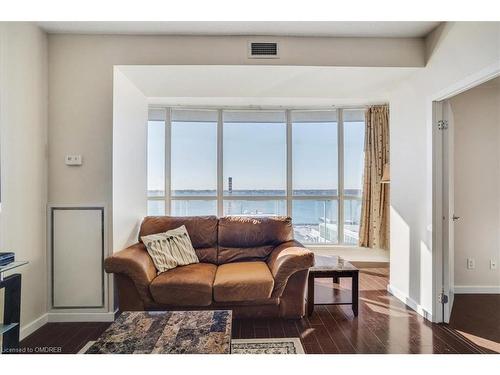 1007-218 Queens Quay, Toronto, ON - Indoor Photo Showing Living Room