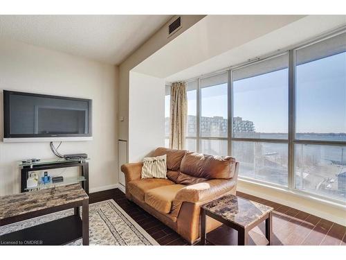 1007-218 Queens Quay, Toronto, ON - Indoor Photo Showing Living Room