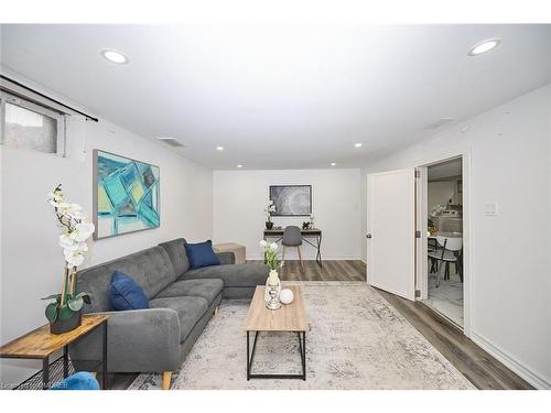 2 Woodgate Avenue, St. Catharines, ON - Indoor Photo Showing Living Room