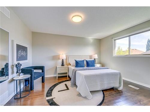 91 Bridgeport Crescent, Ancaster, ON - Indoor Photo Showing Bedroom