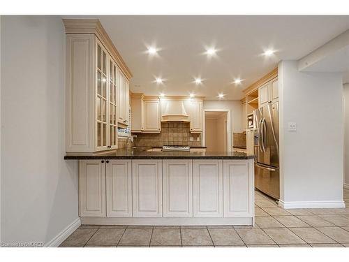 398 Barclay Crescent, Oakville, ON - Indoor Photo Showing Kitchen