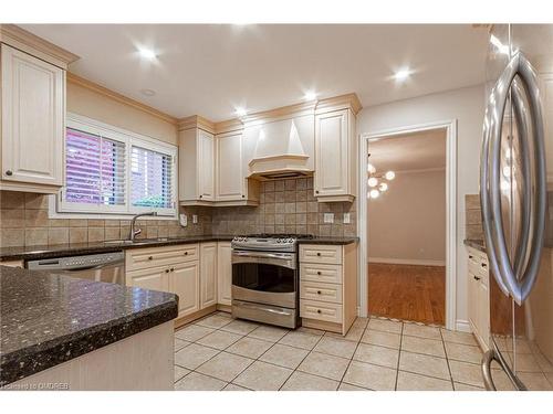 398 Barclay Crescent, Oakville, ON - Indoor Photo Showing Kitchen