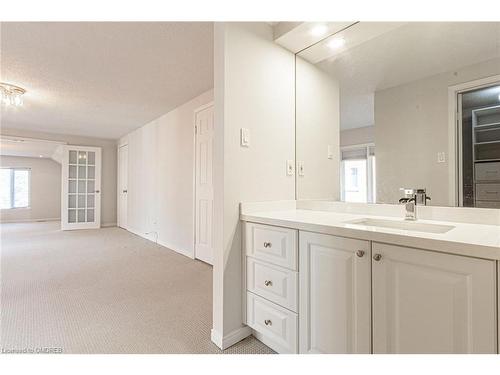 398 Barclay Crescent, Oakville, ON - Indoor Photo Showing Bathroom