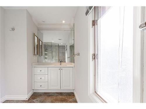 398 Barclay Crescent, Oakville, ON - Indoor Photo Showing Bathroom