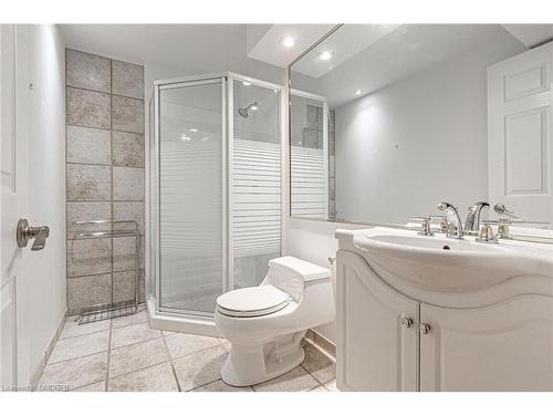 398 Barclay Crescent, Oakville, ON - Indoor Photo Showing Bathroom