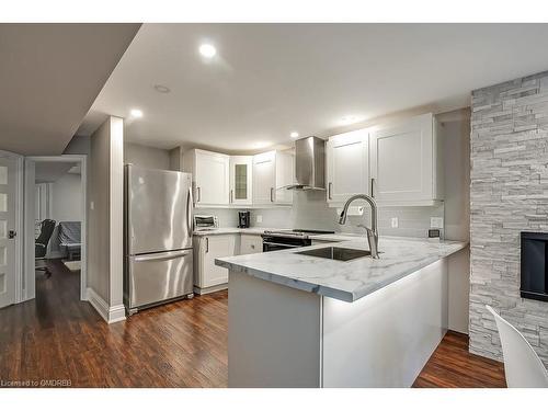 2185 Whitworth Drive, Oakville, ON - Indoor Photo Showing Kitchen With Upgraded Kitchen