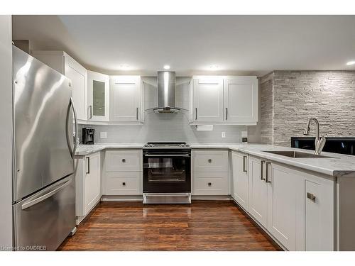 2185 Whitworth Drive, Oakville, ON - Indoor Photo Showing Kitchen With Upgraded Kitchen