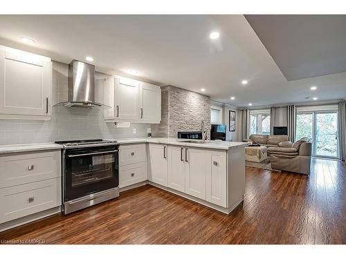 2185 Whitworth Drive, Oakville, ON - Indoor Photo Showing Kitchen With Upgraded Kitchen