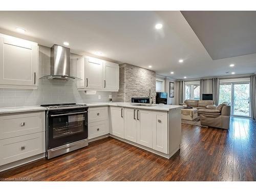 2185 Whitworth Drive, Oakville, ON - Indoor Photo Showing Kitchen With Upgraded Kitchen