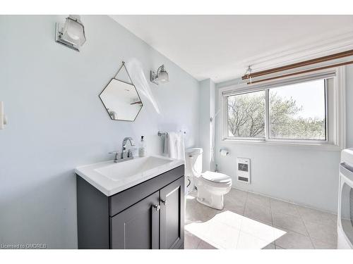 1567 Steveles Crescent, Mississauga, ON - Indoor Photo Showing Bathroom