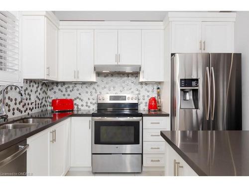 17 Narbonne Crescent, Stoney Creek, ON - Indoor Photo Showing Kitchen With Double Sink With Upgraded Kitchen