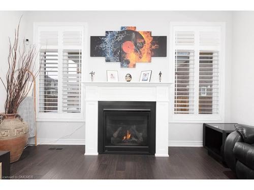 17 Narbonne Crescent, Stoney Creek, ON - Indoor Photo Showing Living Room With Fireplace