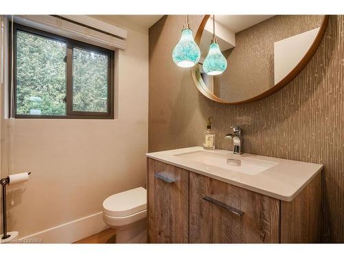 561 Rebecca Street, Oakville, ON - Indoor Photo Showing Bathroom