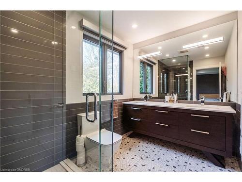 561 Rebecca Street, Oakville, ON - Indoor Photo Showing Bathroom