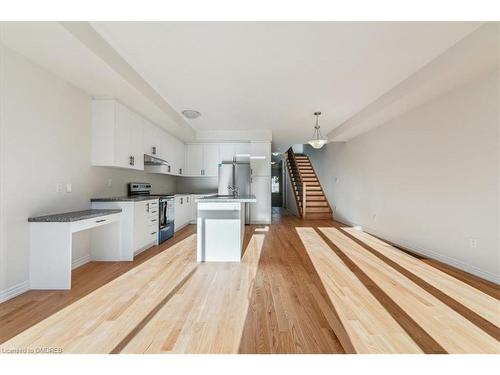 1390 National Common, Burlington, ON - Indoor Photo Showing Kitchen